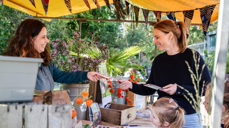 Bezoekers bij kraampje op Haarlem kleurt groener festival