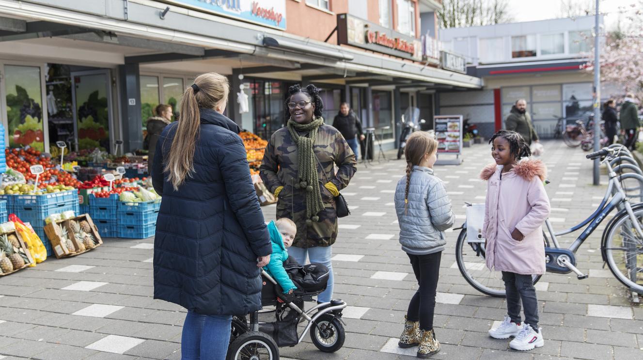 Winkelende mensen op het Beatrixplein