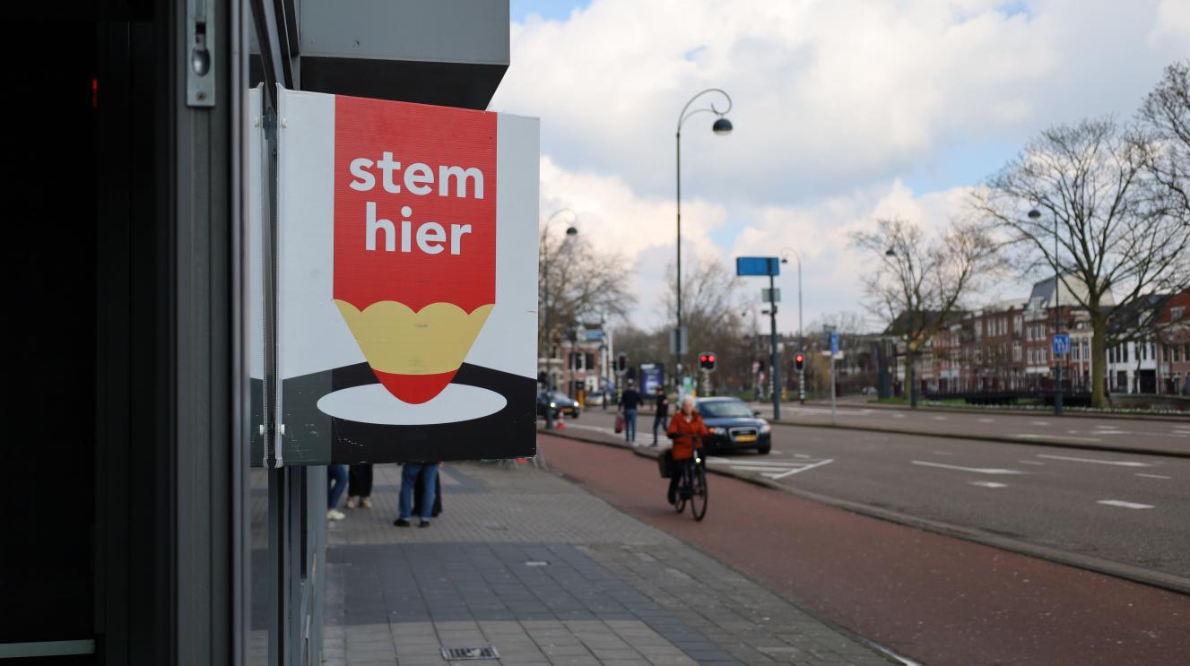 Bord met de tekst 'stem hier' bij het stembureau in de Patronaat